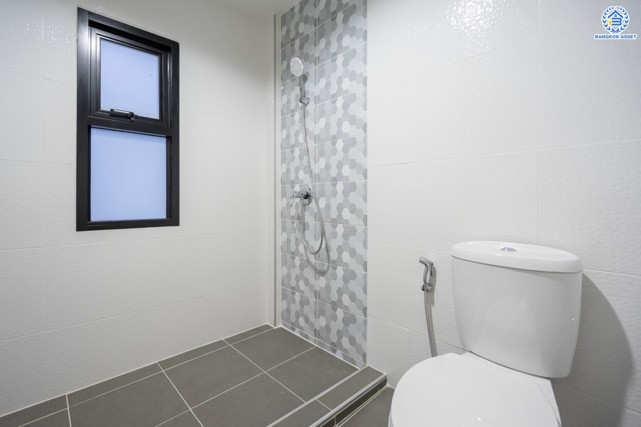 ทาวน์เฮ้าส์มือสองนนทบุรี ม.สรานนท์ ติวานนท์-ปากเกร็ด ทาวน์เฮ้าส์ 3ชั้นครึ่ง หลังมุม เนื้อที่ 26 ตร.ว. ฟังก์ชัน 4 ห้องนอน 3 ห้องน้ำ จอดรถได้ 1 คัน พร้อม Living Room กว้างขวาง บนทำเลติดถนนติวานนท์ ใกล้เซ็นทรัลแจ้งวัฒนะ รถไฟฟ้าสายสีชมพู "สถานีปากเกร็ด" และทางด่วน "ศรีรัช"...